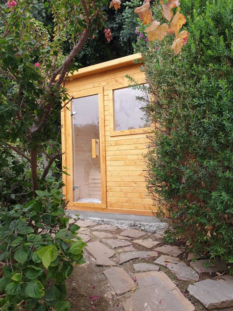 Sauna Olmo exterior acabado en color roble saunakris