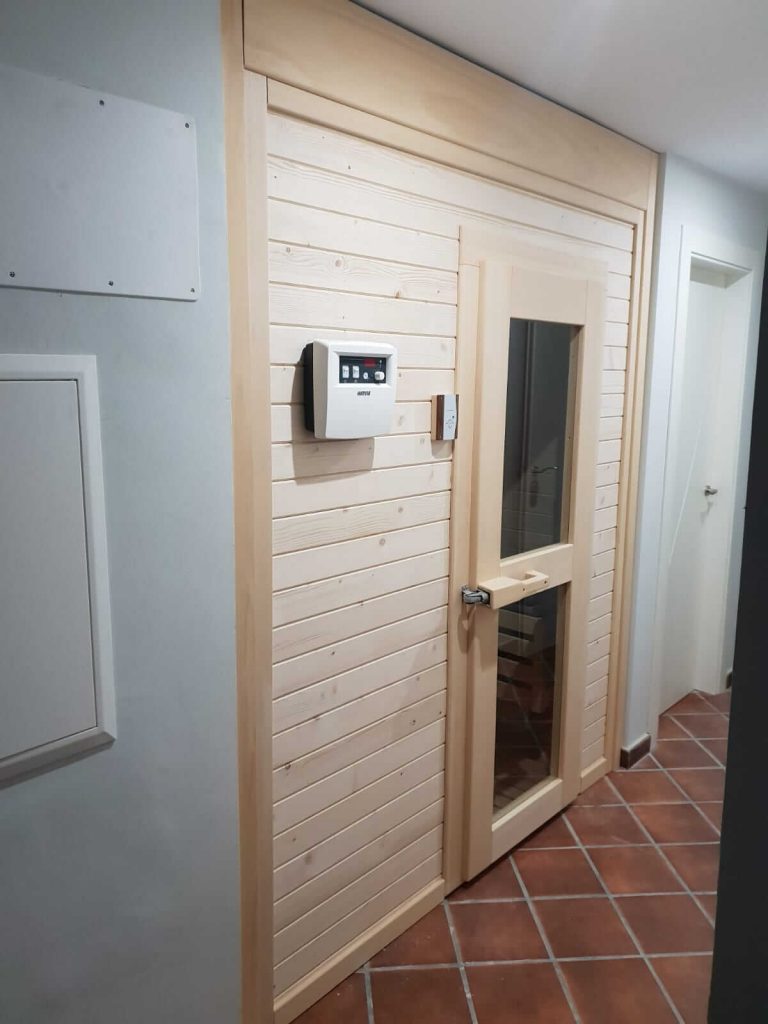 Sauna Olmo interior con panel de control externo Saunakris