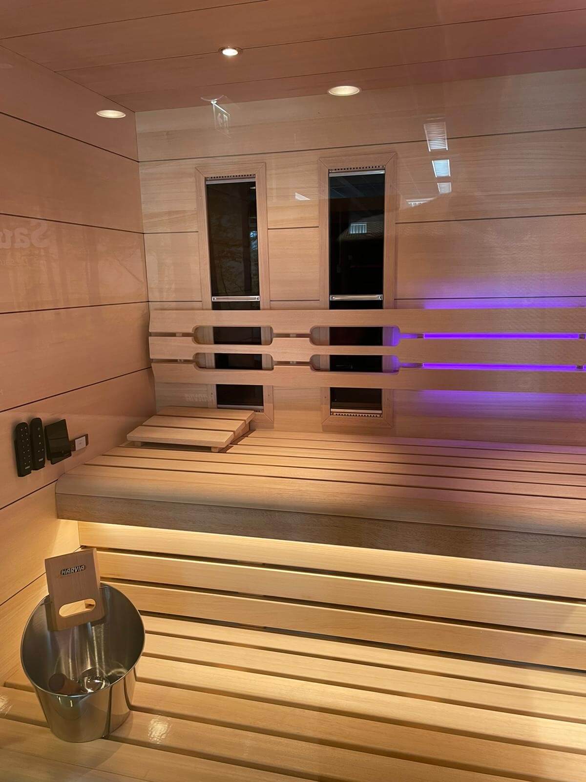 Sauna detalle interior inflarrojos con tiras de color led