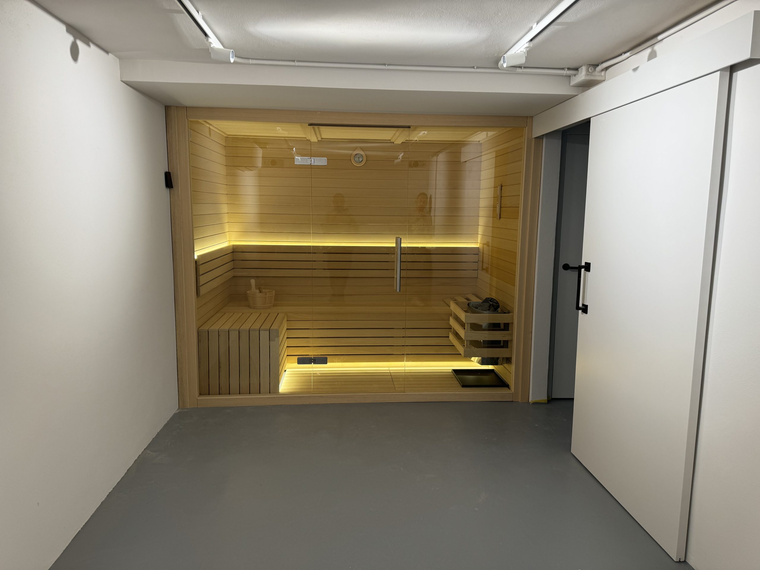 Sauna Olmo a medida junto al gimnasio saunakris Trabajos realizados
